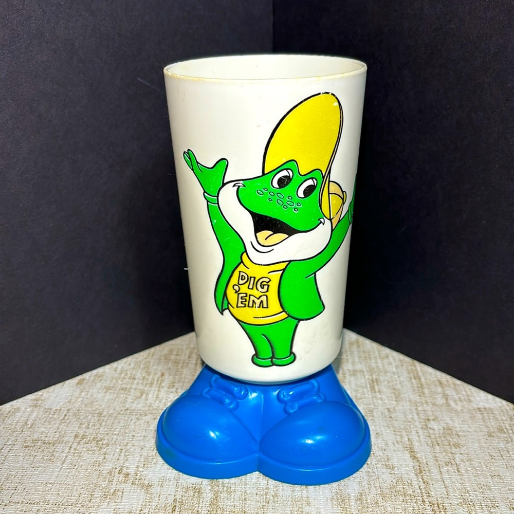 Vintage Dig 'Em Plastic Drinking Cup w/Feet Kellogg's Sugar Smacks 5.5 Tall